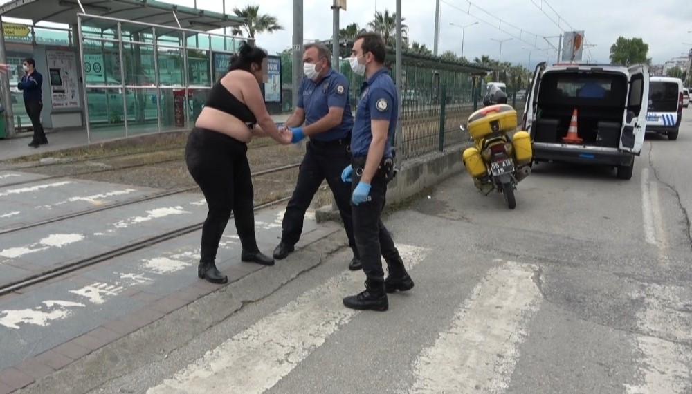 Samsun’da yola atlayan yarı çıplak kadını polis kurtardı 