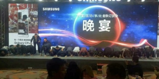 Diz çökerek müşterilerinden özür dilediler