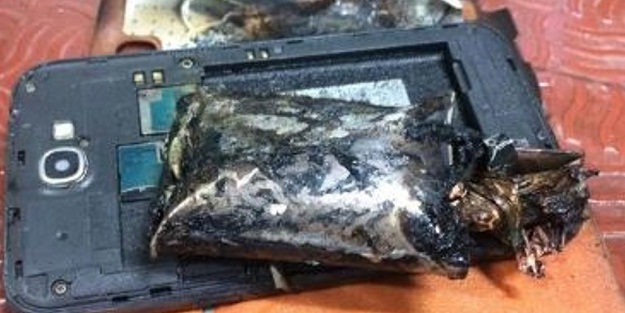 Samsung'un telefonu uçakta alev aldı