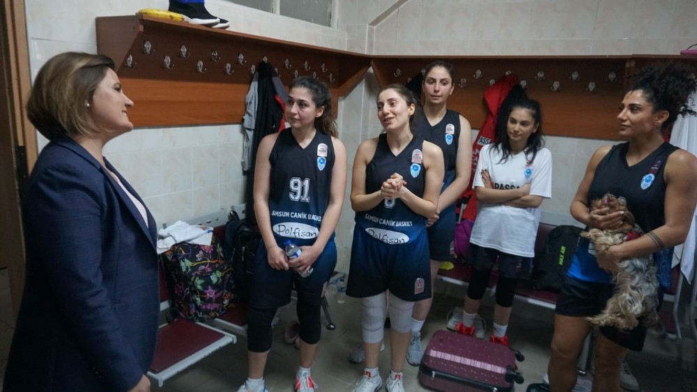 Samsunlu kadın basketçilerden Başkan Hürriyet’e büyük ilgi 