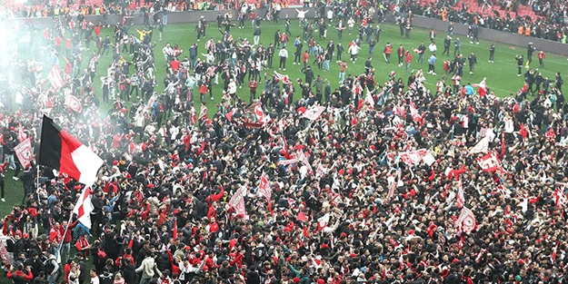 Samsunspor-Keçiörengücü maçında binlerce taraftar sahaya girdi!