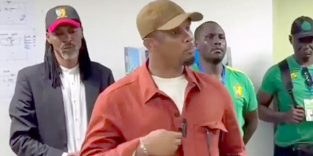 Samuel Eto'o çılgına döndü, soyunma odasını bastı!