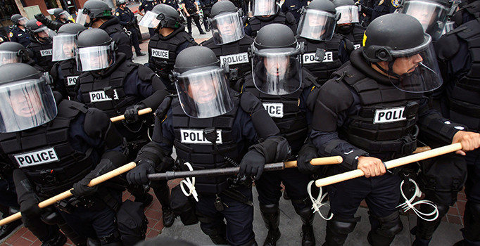 San Diego'da taşlı-şişeli Trump kavgası