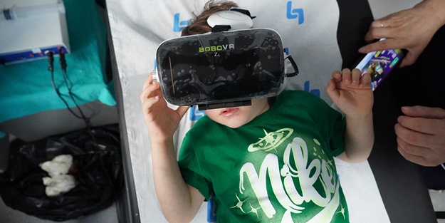 Sanal gerçeklik gözlüğüyle sünnet oldular