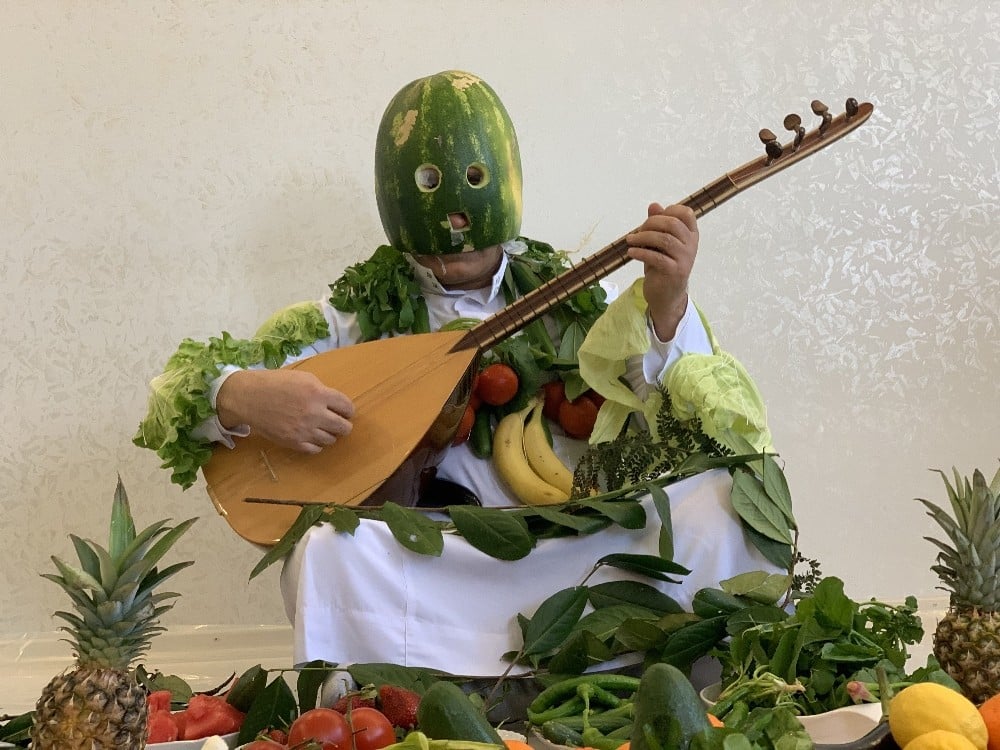 Sanatçı Aydın Aydın karpuz kabuğundan maske yapıp ‘evde kal’ mesajı verdi 