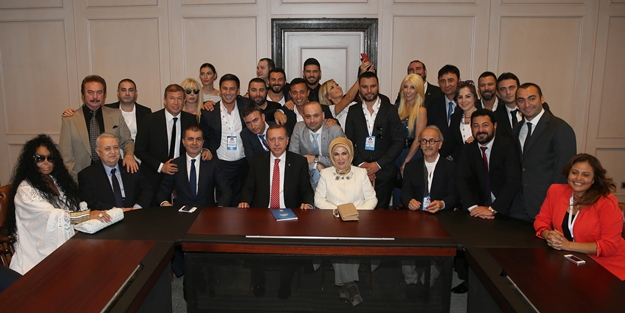 Sanatçı dediğin koyun mudur!