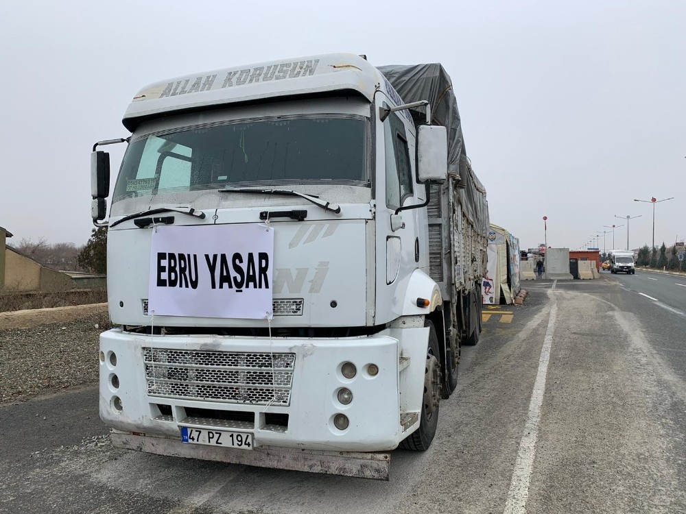 Sanatçı Ebru Yaşar depremzedeleri unutmadı 