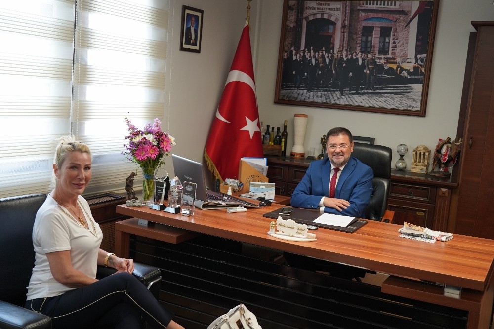 Sanatçı Seda Sayan’dan belediyeye ziyaret 