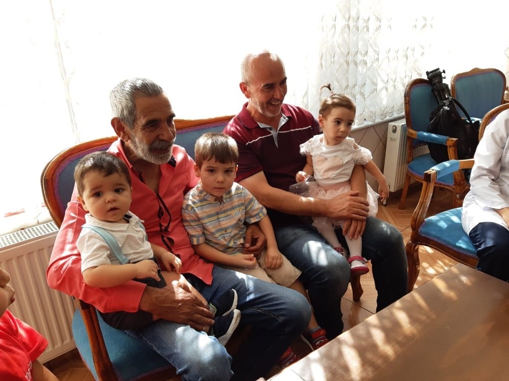Sanatçı Turgay Tanülkü, doğduğu yer olan Uşak’ta çocuklara hediye dağıttı 