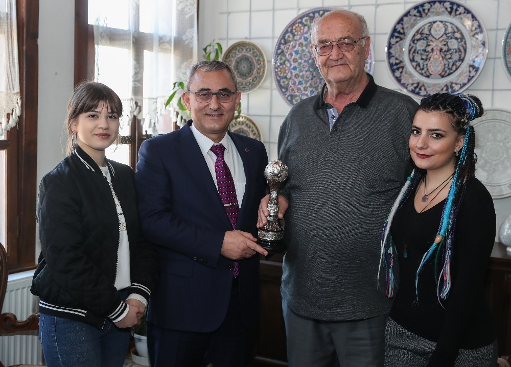 Sanatçı Üstünkaya’ya tebrik ziyareti 