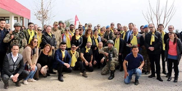 Sanatçılar Mehmetçik'e destek için sınırda