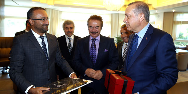 Sanatçılardan Cumhurbaşkanı'na sürpriz hediye