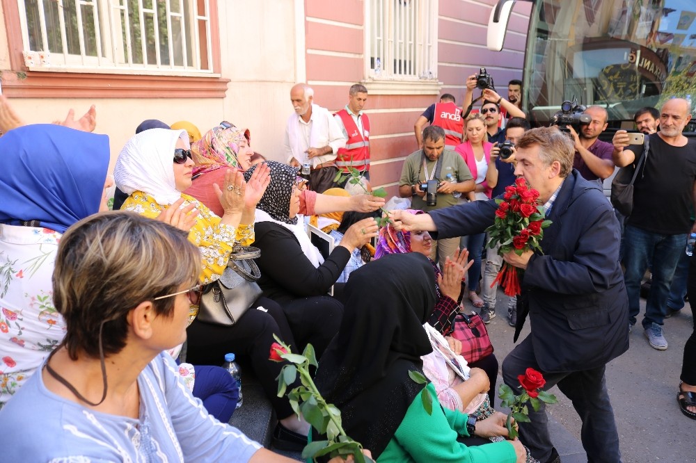 Sanatçılardan oturma eylemi yapan ailelere destek 