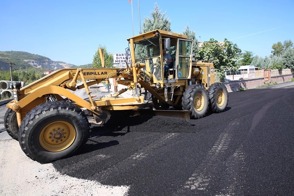 Sanayi sitesinde asfalt çalışması 