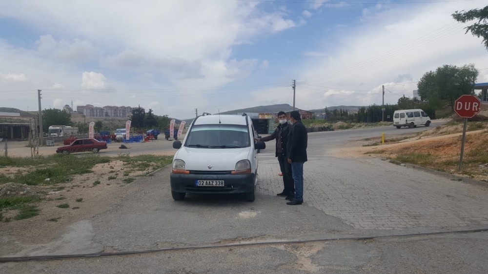 Sanayi sitesinde ateş ölçer ile korona virüsü denetimi 