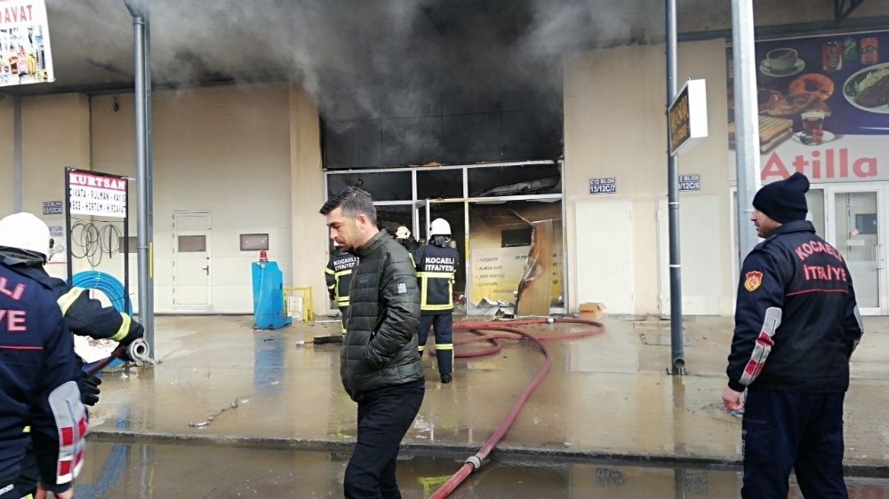 Sanayi sitesinde çıkan yangın paniğe neden oldu 
