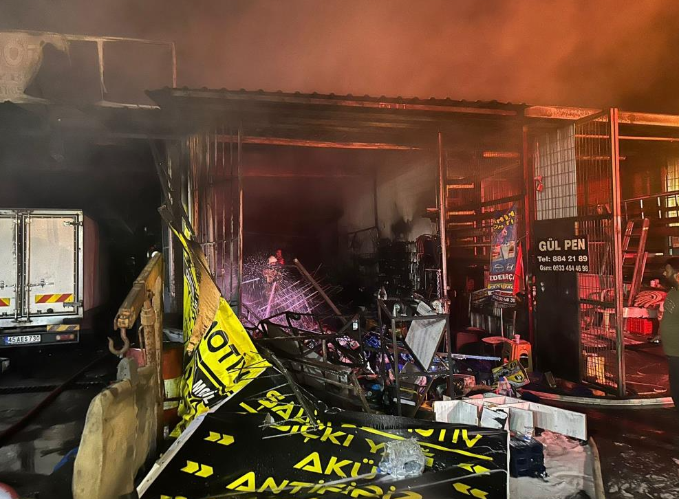 Sanayi sitesindeki yangında 7 iş yeri ve 3 araç yandı