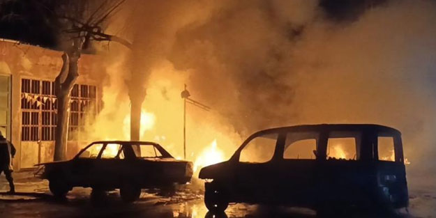 Sanayi sitesindeki yangında iş yeri ve iki otomobil kül oldu