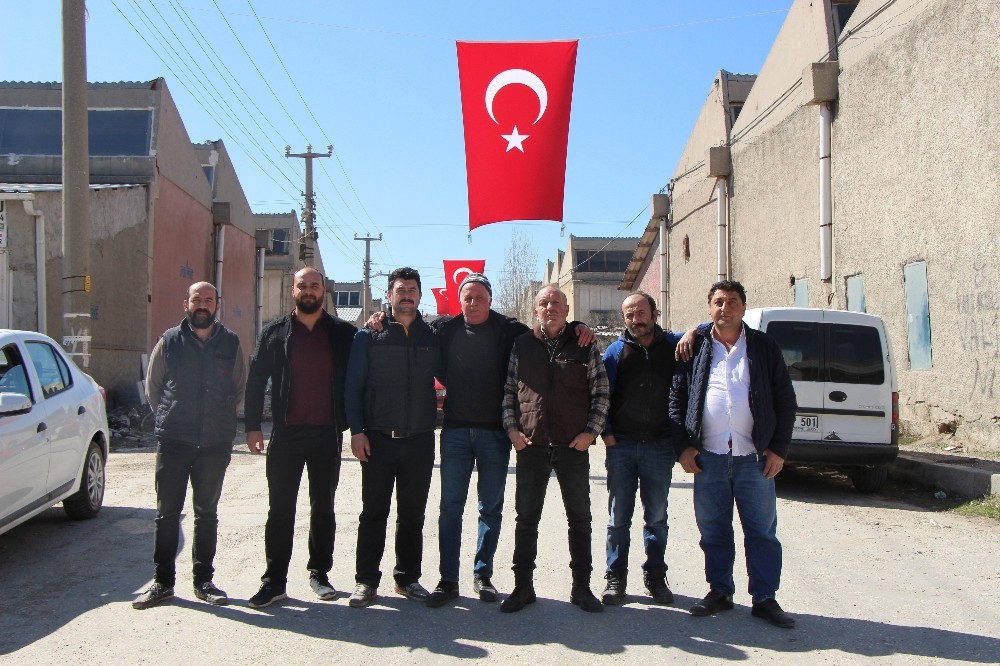 Sanayi sokaklarını Türk bayrakları ile donattılar 