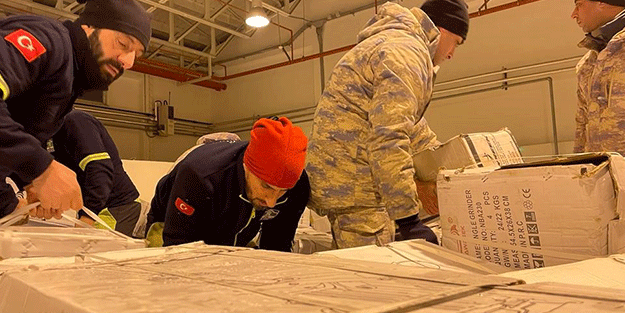 Sanayi Teknoloji Bakanlığı 250 adet duvar kırıcı iş makinesini deprem bölgesine gönderdi