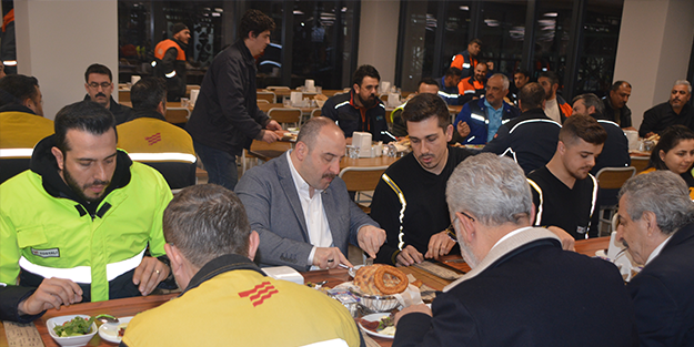 Sanayi ve Teknoloji Bakanı Varank, İskenderun'da demir çelik işçileriyle sahur yaptı