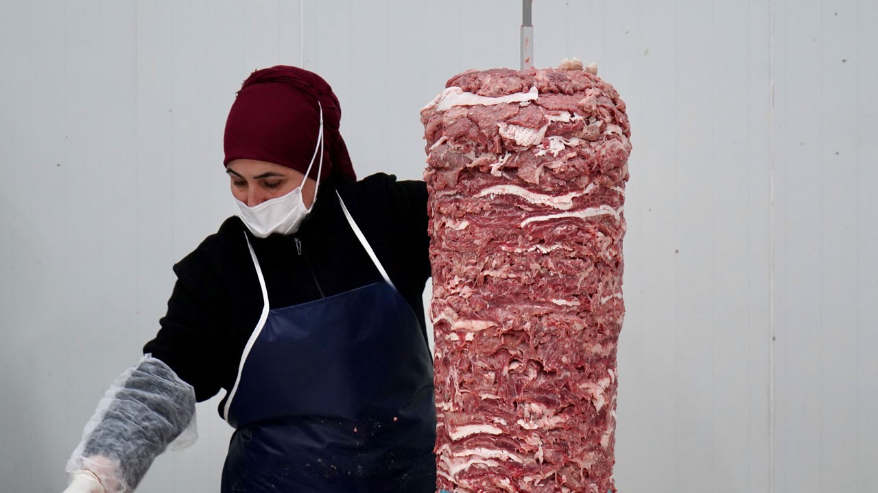 Sanayide kadın gücü! Üretim hattında köfte ve döner hazırlıyorlar