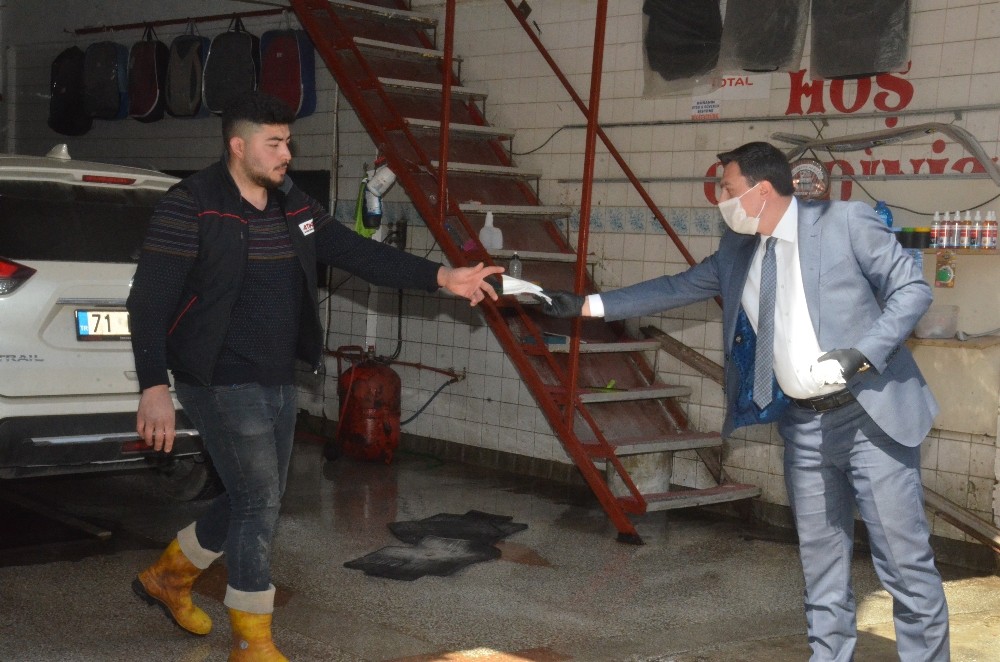 Sanayide koruyucu maske dağıtıldı 
