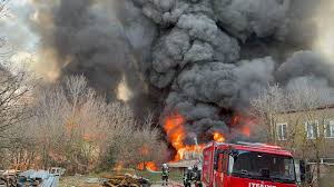 Sanayideki plastik fabrikasında yangın paniği