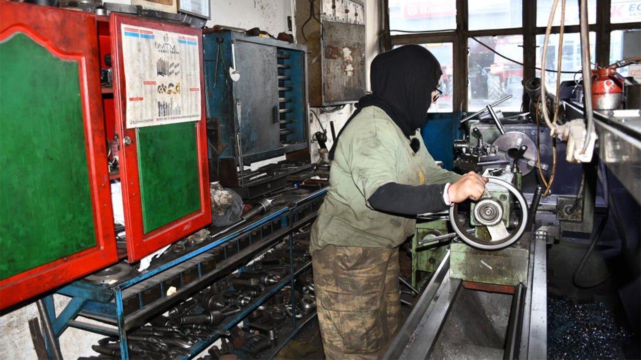 Sanayinin genç kadın tornacısı erkeklere taş çıkartıyor