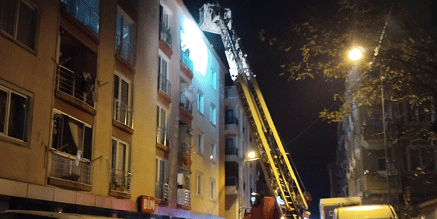 Sancaktepe'de bir binada yoğun dumana maruz kalan vatandaşları itfaiye kurtardı