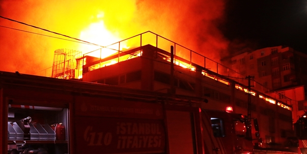 Sancaktepe'de fabrika cayır cayır yandı!