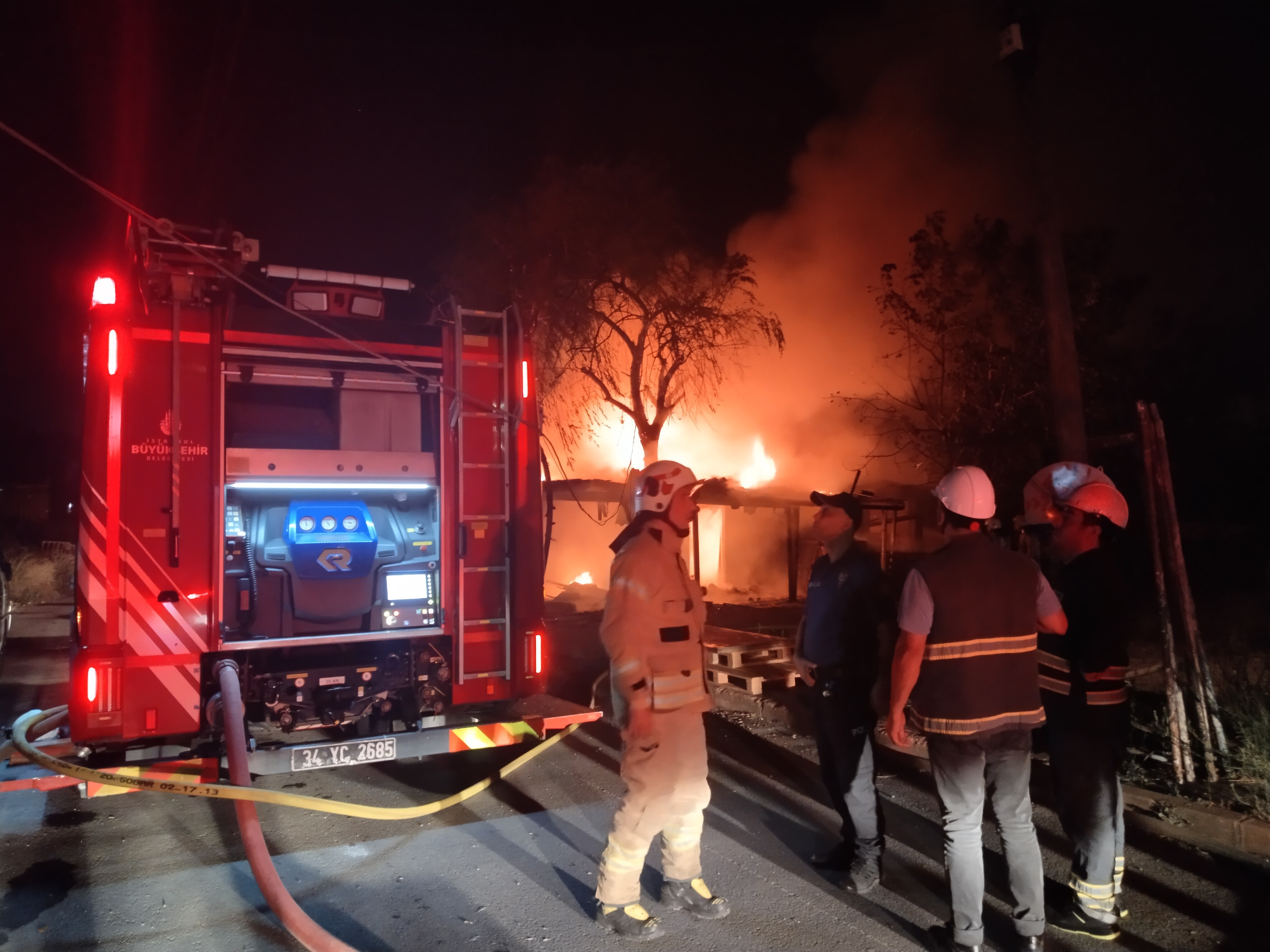 Sancaktepe'de gecekondu alev alev yandı