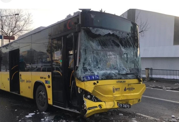 İETT otobüsüyle minibüs çarpıştı: 7 yaralı
