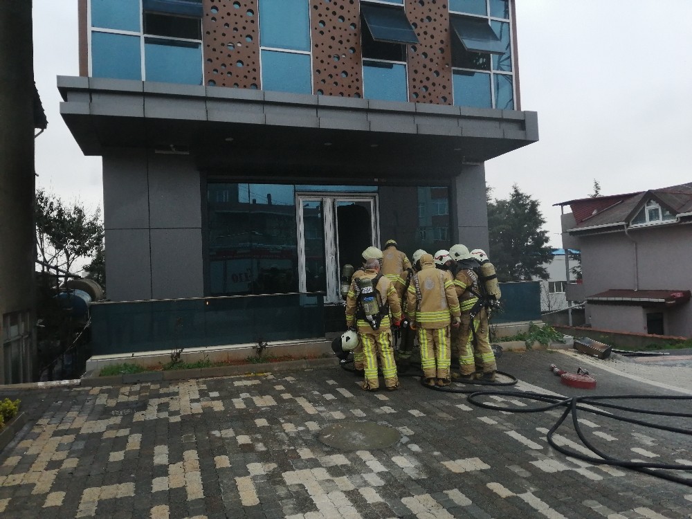 Sancaktepe’de iş yerinde korkutan yangın 