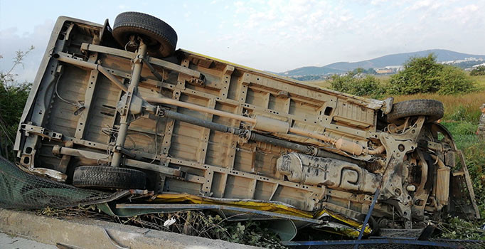 Sancaktepe'de kontrolden çıkan minibüs yuvarlandı: 2 kişi yaralı