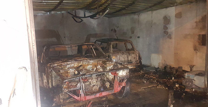 Sancaktepe'de oto bakım servisinde yangın: 2 otomobil alev topuna döndü