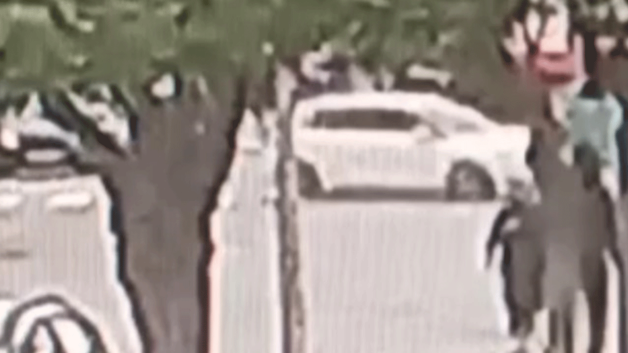 Sancaktepe'de yürekler ağza geldi! Otomobil telefoncuya daldı!