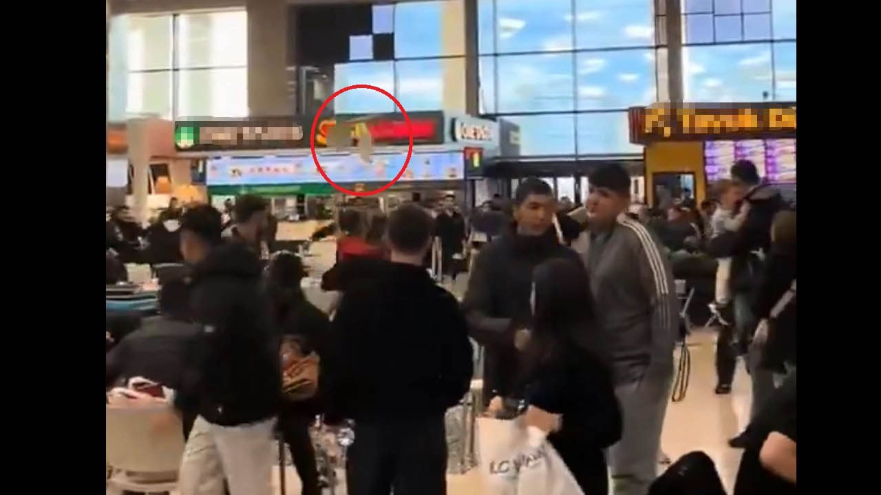 Sandalyeler havada uçuştu! AVM’de ‘ne bakıyorsun’ kavgası