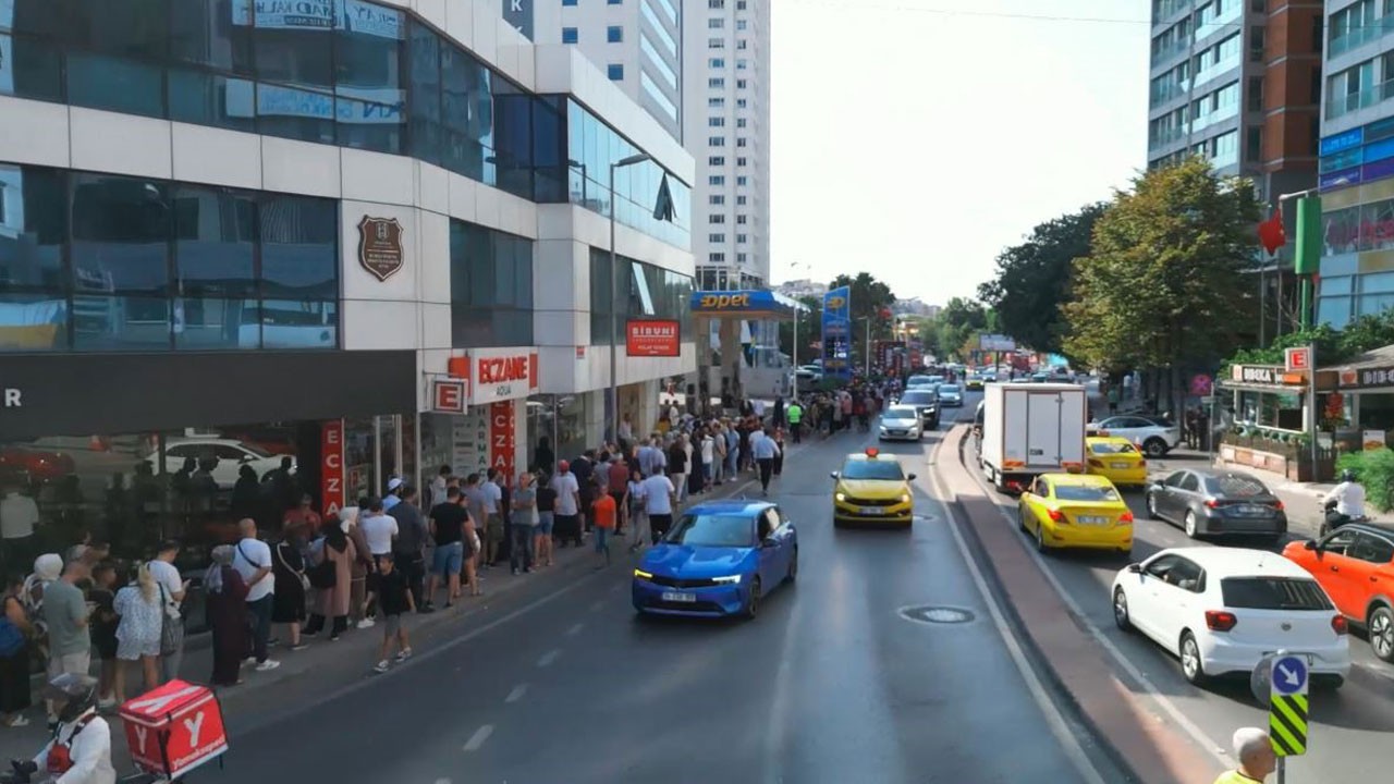 Sandalyesi ile bile gelen var! Haberi duyan kuyruğa koştu