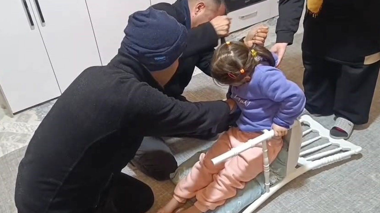 Sandalyeye sıkışan minik yaramazın imdadına itfaiye yetişti