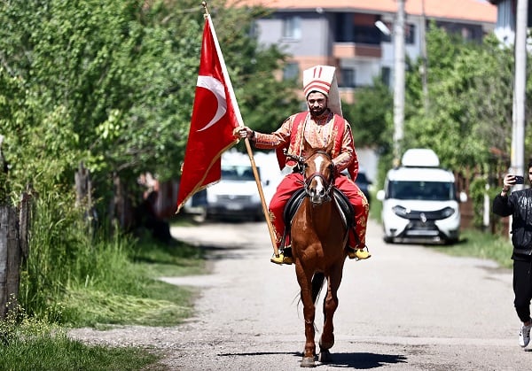 Sandığa bakın hangi kıyafetle gitti