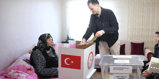 Sandığa gidemeyenlere seyyar sandık gitti