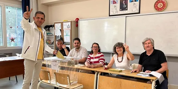 Sandık başında HDP yetkilisi ile zafer işareti yapan Fatih Portakal'a suç duyurusu!