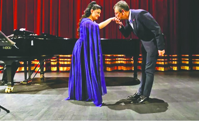 Sandık göründü, CHP’de el-etek öpme başladı