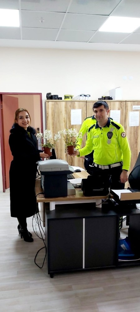 Sandıklı Belediyesi kendi serasında yetiştirdiği çiçekleri kamu kurumlarına hediye ediyor 
