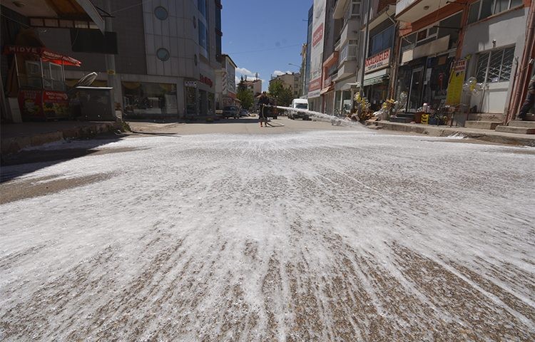Sandıklı ilçesinin caddeleri köpüklü suyla yıkanıyor 