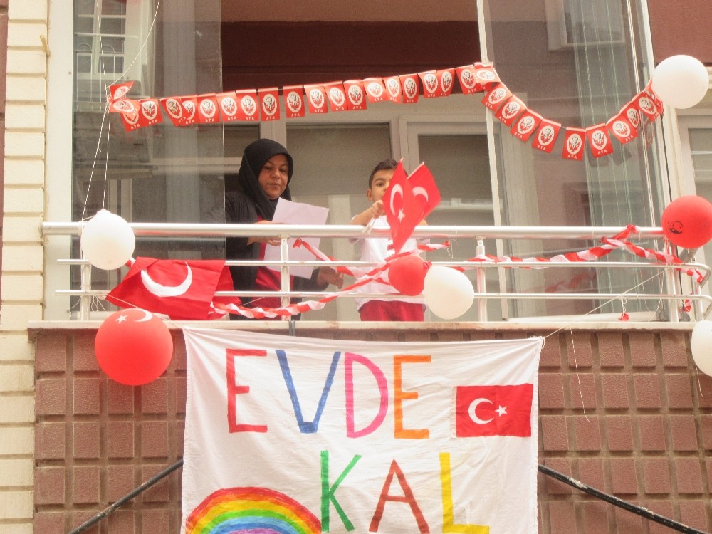 Sandıklı’da 23 Nisan balkonlarda kutlandı 