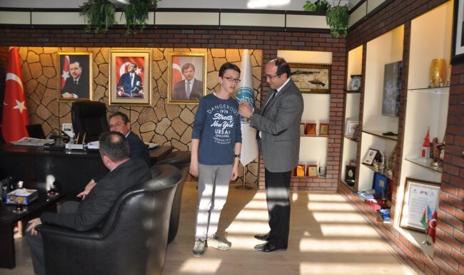 Sandıklı’da TEOG birincisine Başkan Çöl’den altın