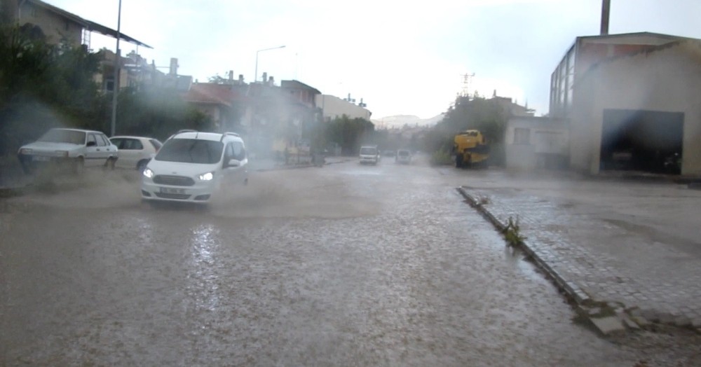 Sandıklı’da yağan sağanak yağmur hayatı olumsuz etkiledi 