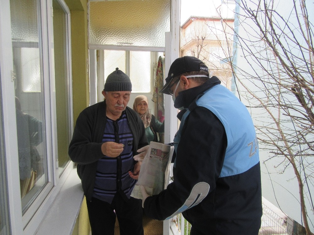 Sandıklı’da zabıta ekipleri yaşlıların alışverişini yapıyor 